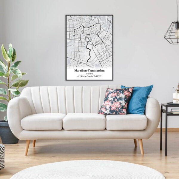 affiche du marathon d'amsterdam personnalisée noir et blanche accroché au mure au dessus du canapé