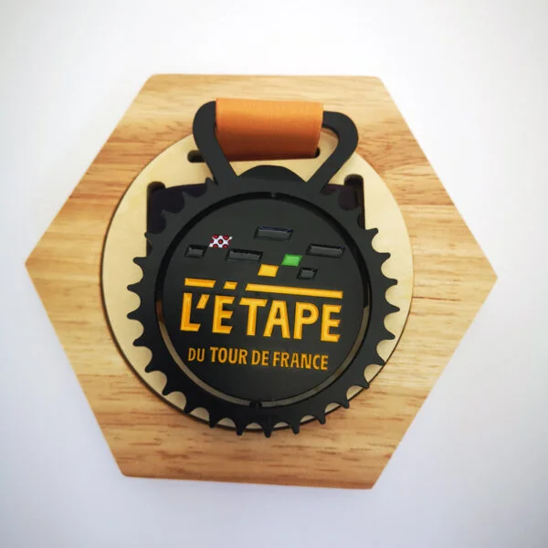 porte médaille en bois de pin