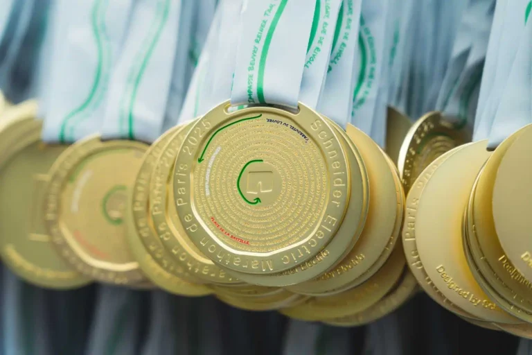 Médaille Marathon de Paris 2026 : design, polémique et ce qu’elle vous offre