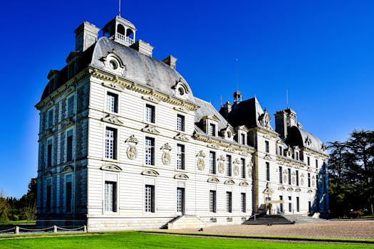 Résultats du Marathon de Cheverny 2026 : Geslot et Pigeon vainqueurs, classement complet 2 Cheverny Castle in France basking in sunlight with clear blue skies.