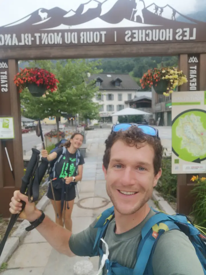 Matthias et Mathilde au départ du Tour du Mont-Blanc, aux Houches